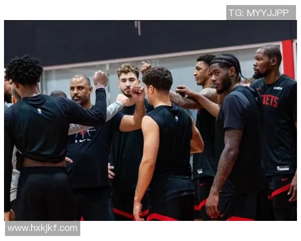 火箭队队员备战季前热身赛,集训效果显著